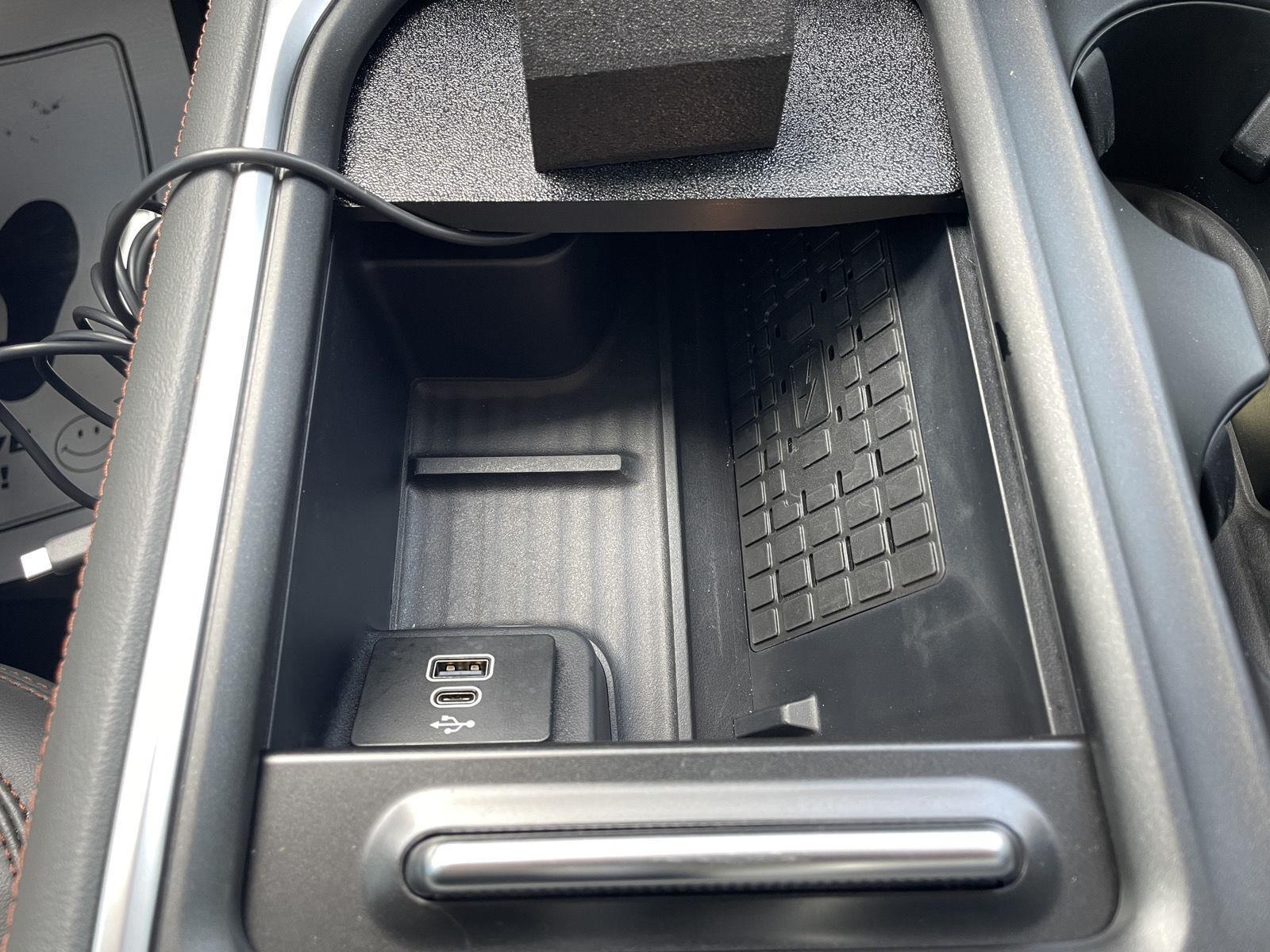 Vehicle photo 29