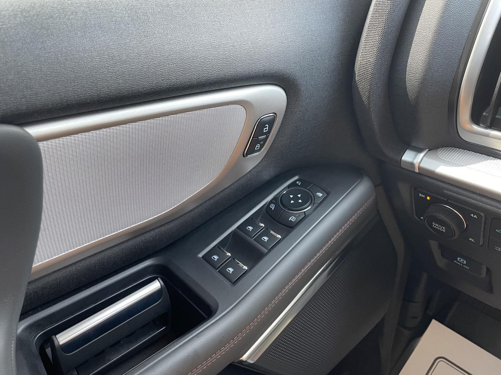 Vehicle photo 30
