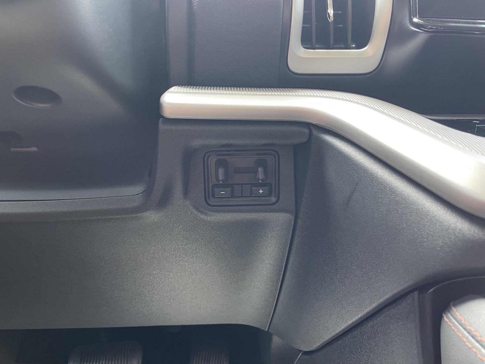 Vehicle photo 32