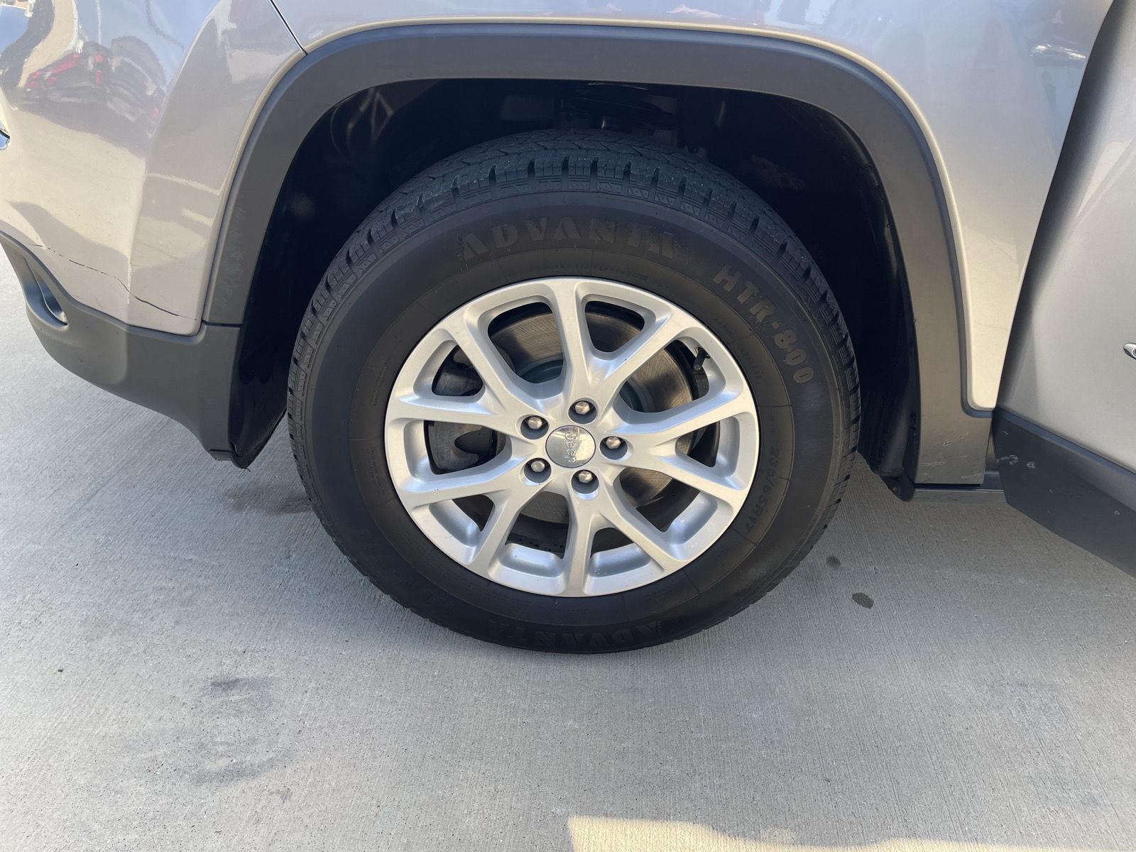 Vehicle photo 9