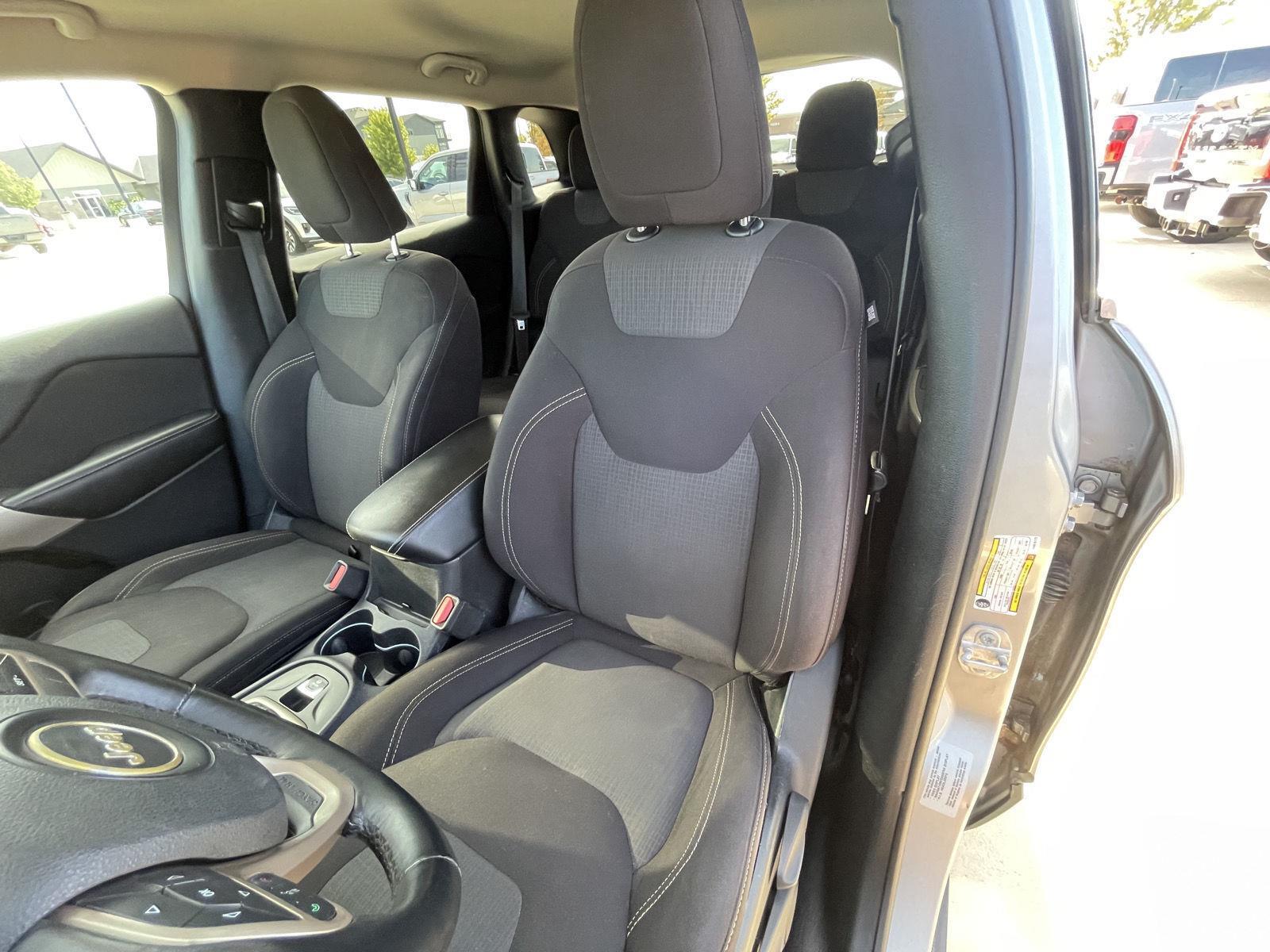Vehicle photo 17