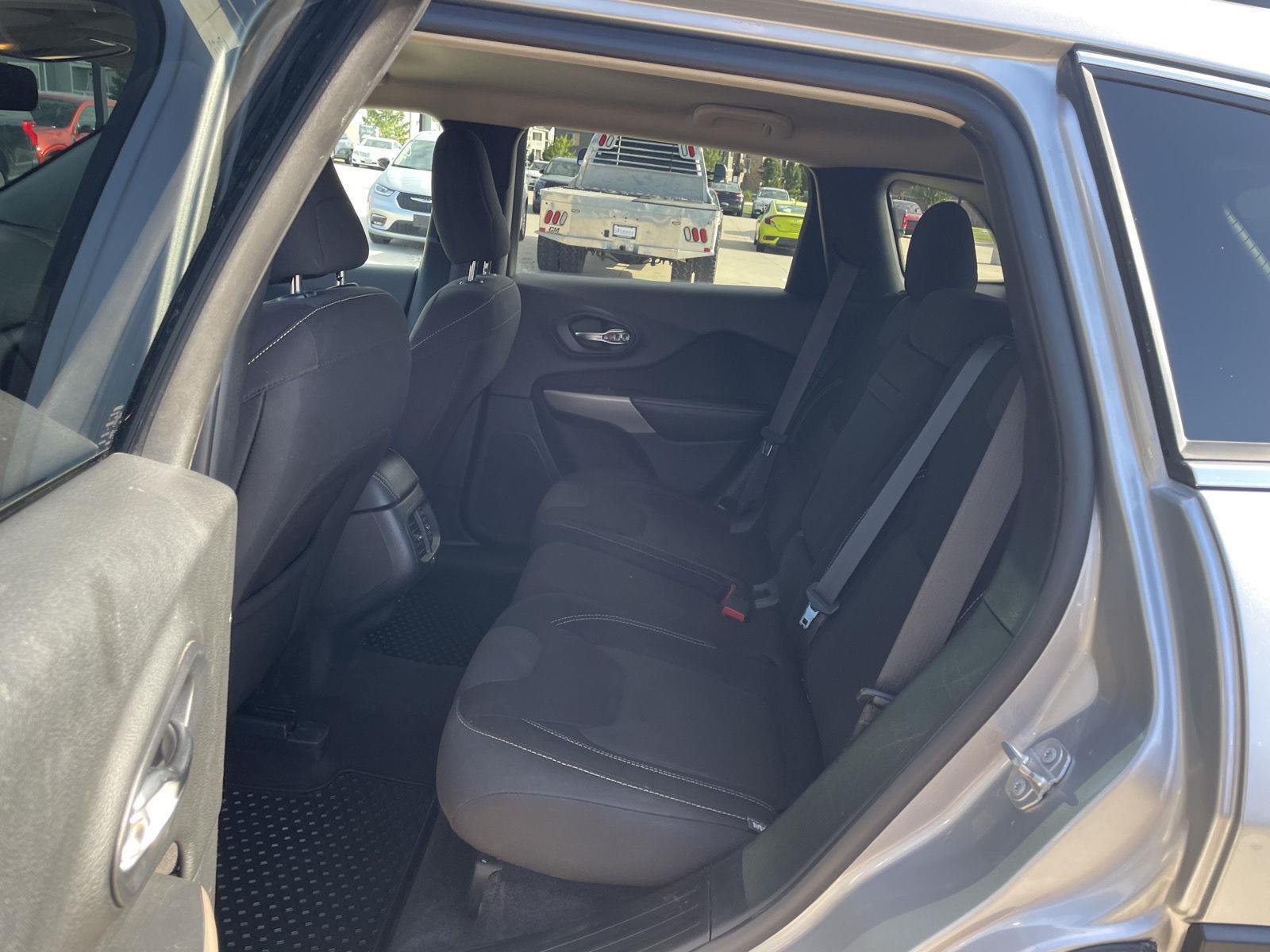 Vehicle photo 19