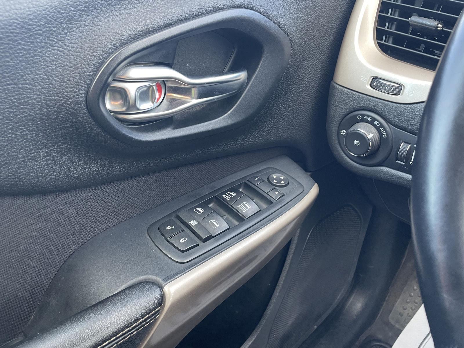 Vehicle photo 26