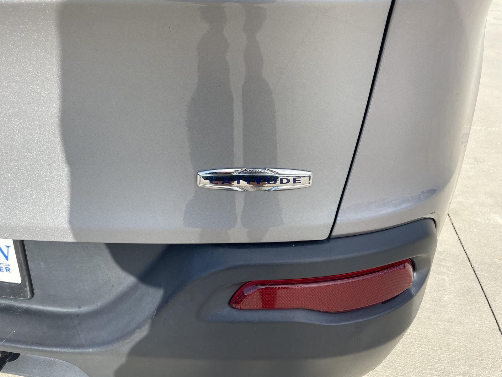 Vehicle photo 34