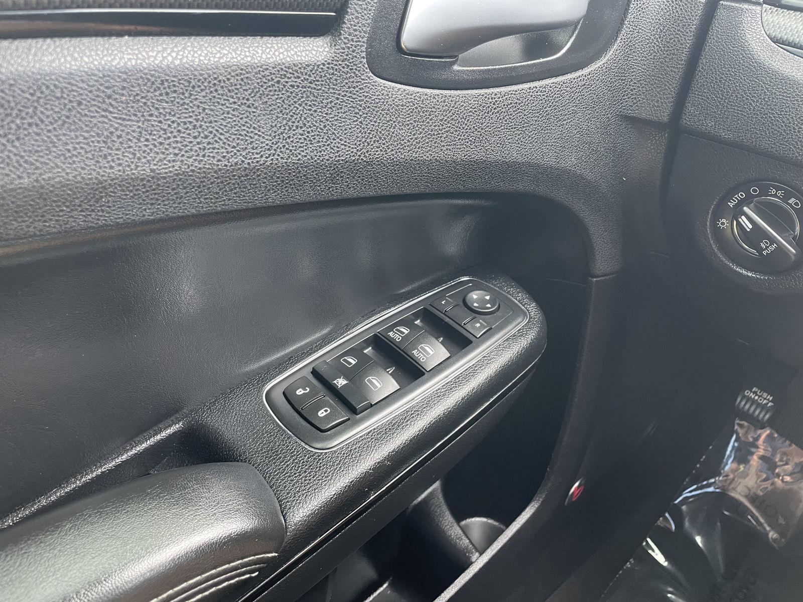 Vehicle photo 26