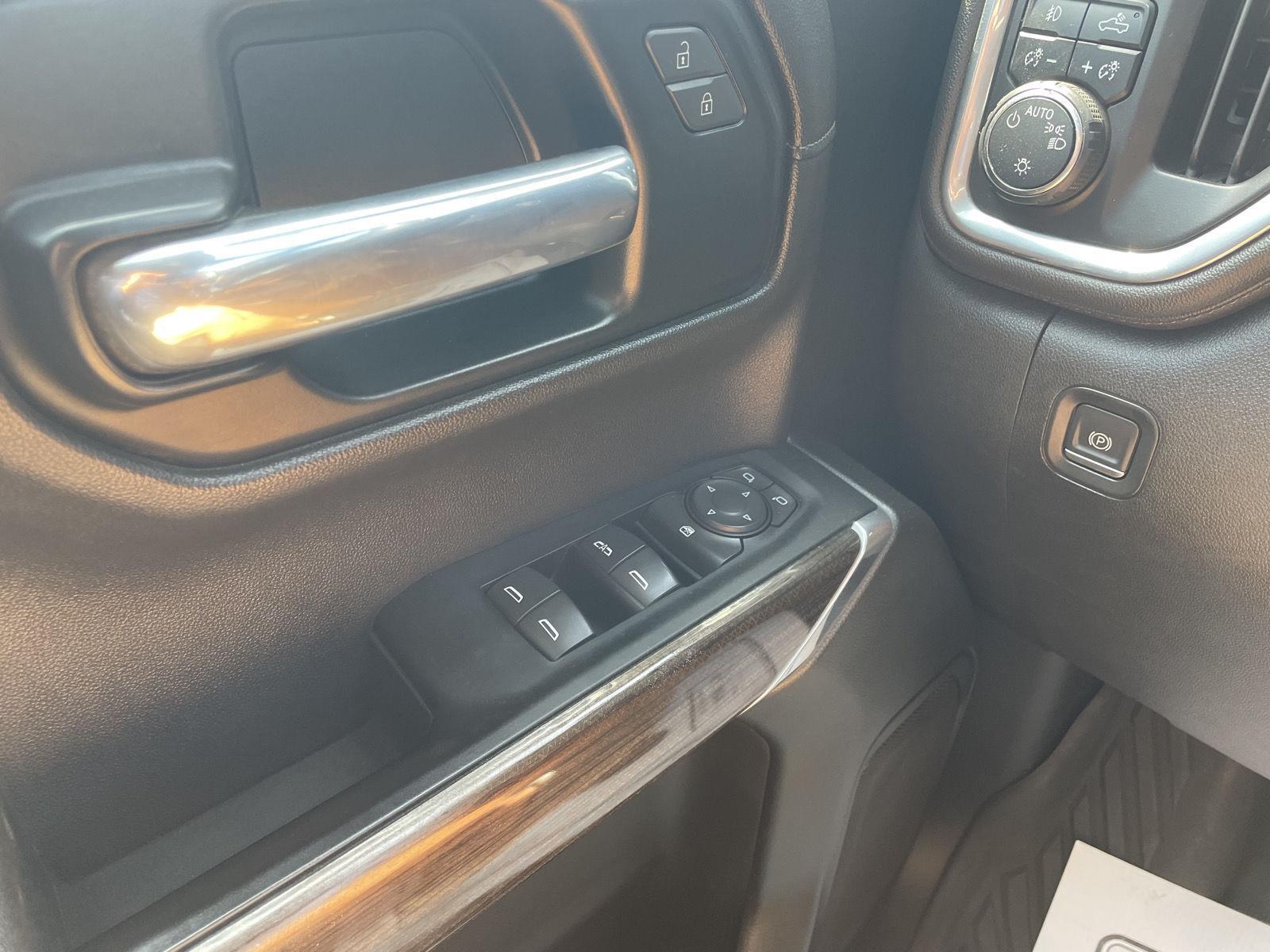 Vehicle photo 28