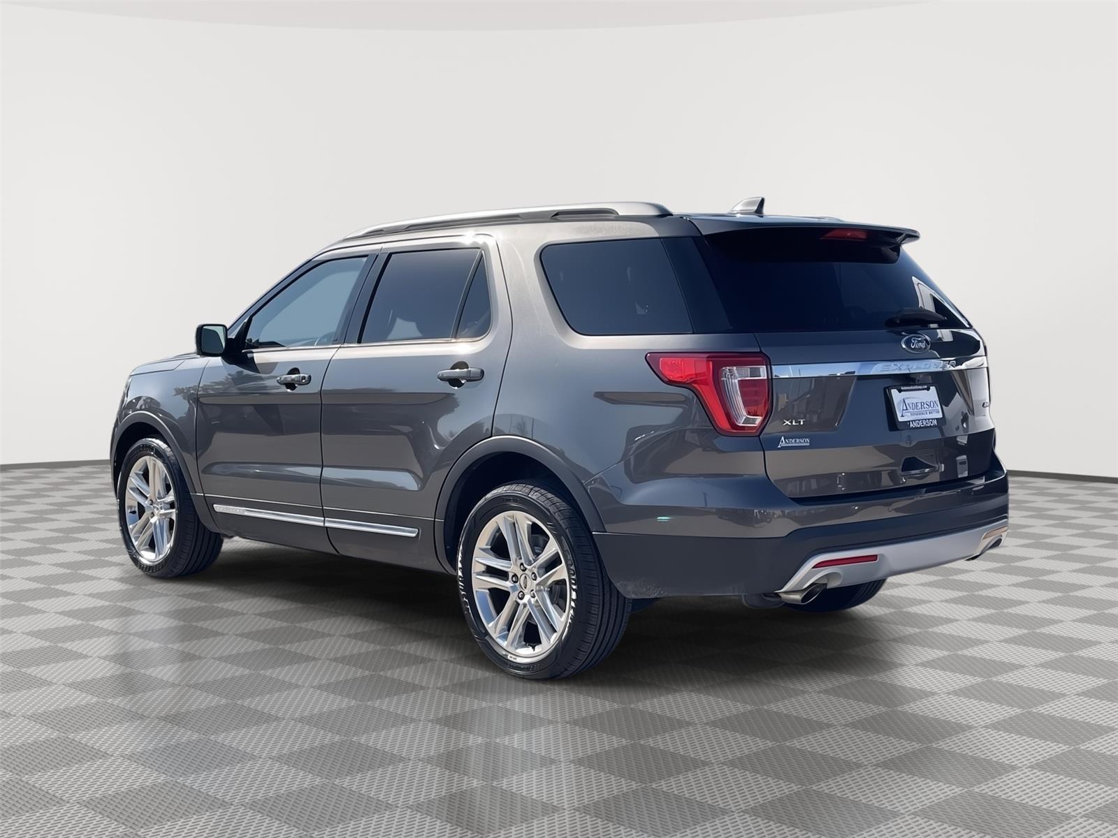 Vehicle photo 9