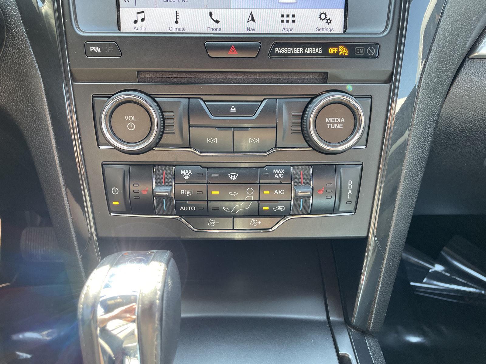 Vehicle photo 28