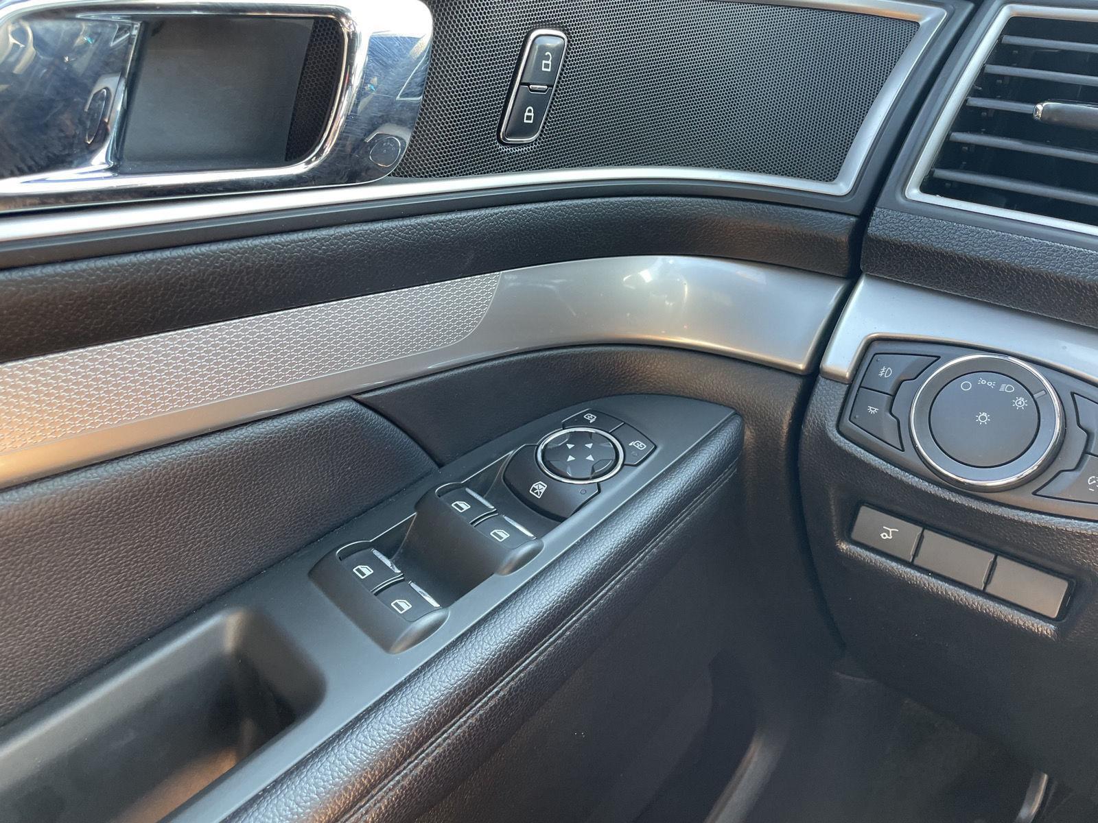Vehicle photo 32