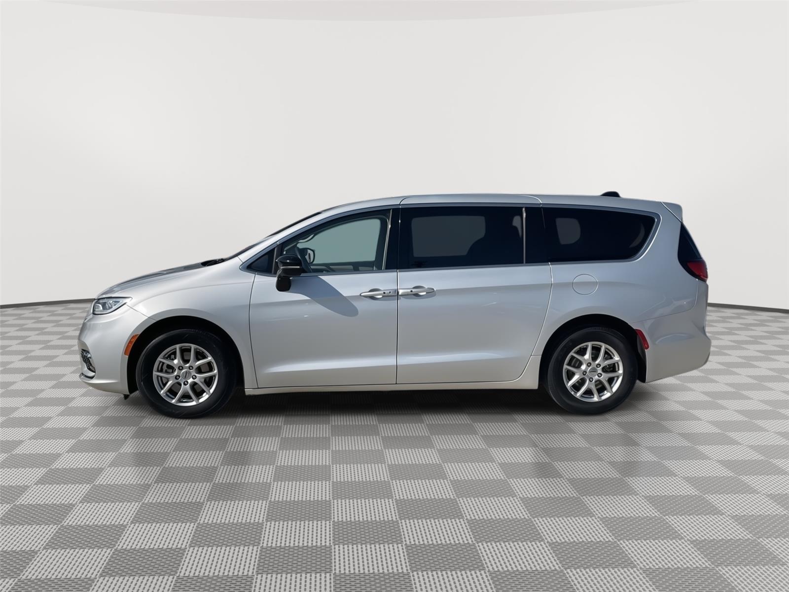 Vehicle photo 2