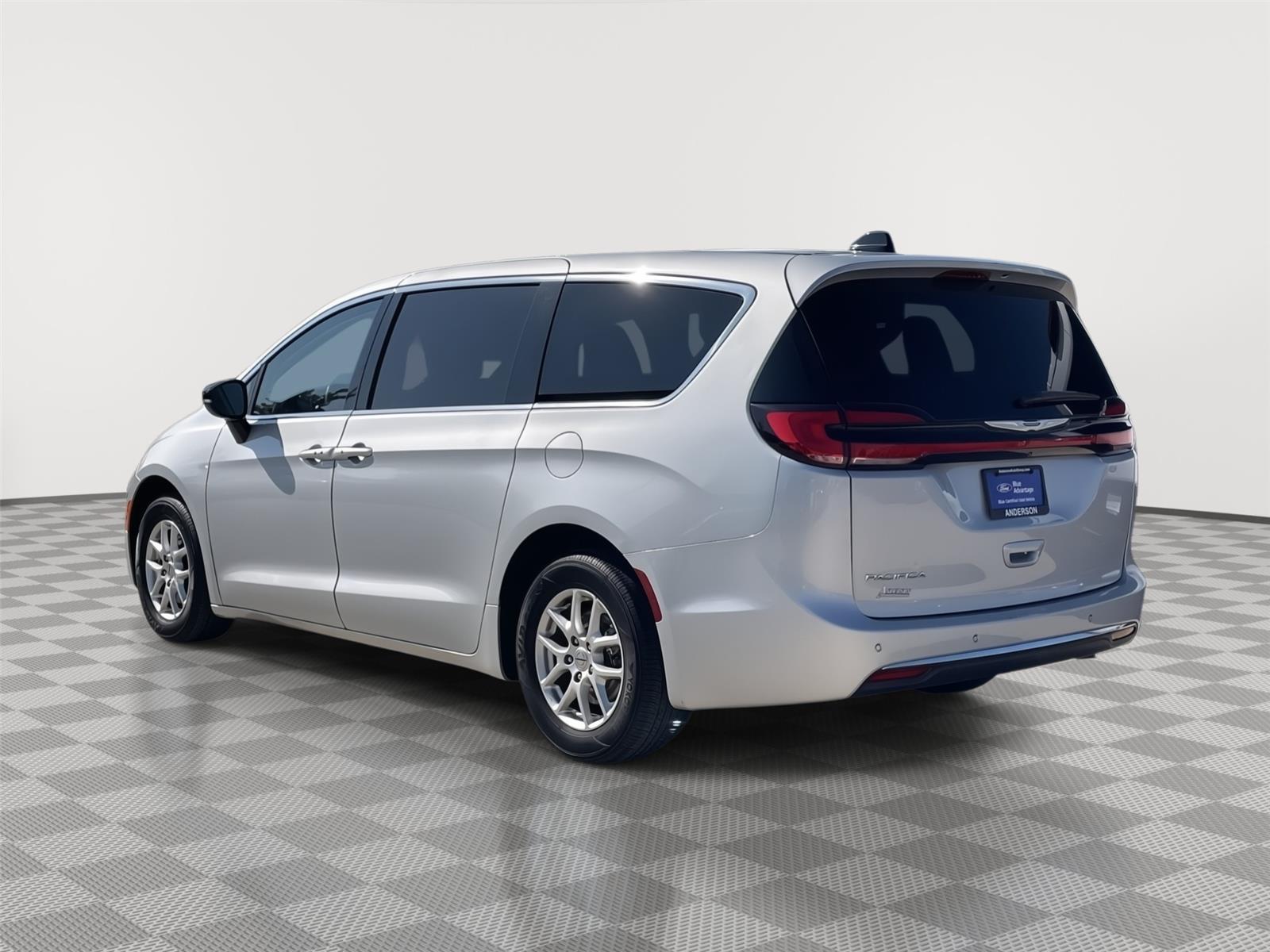 Vehicle photo 9