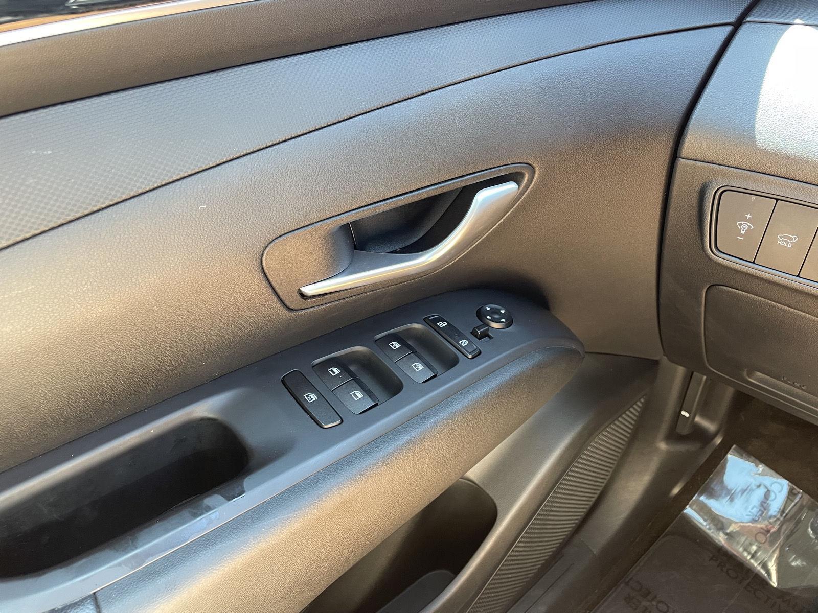 Vehicle photo 28
