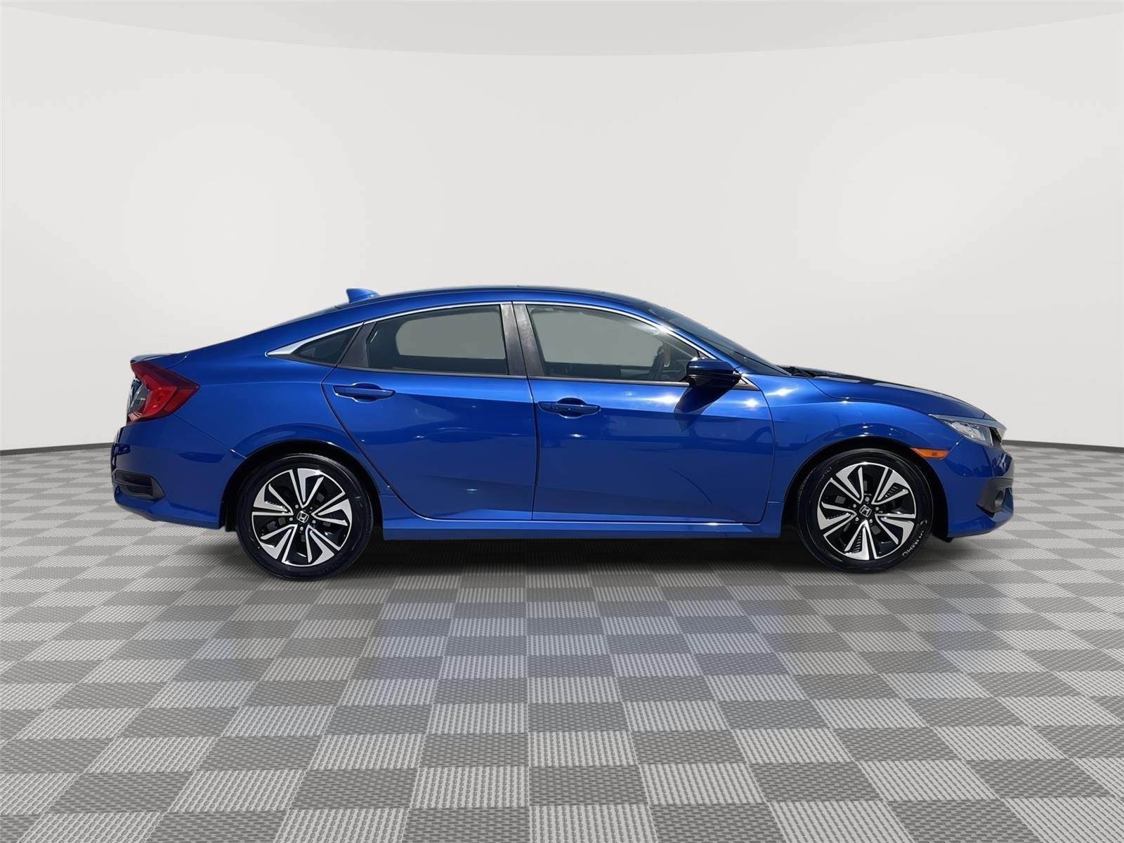 Vehicle photo 6