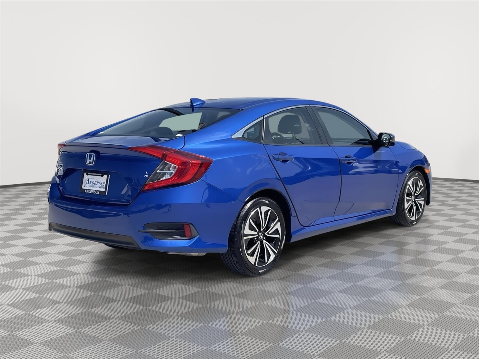 Vehicle photo 7