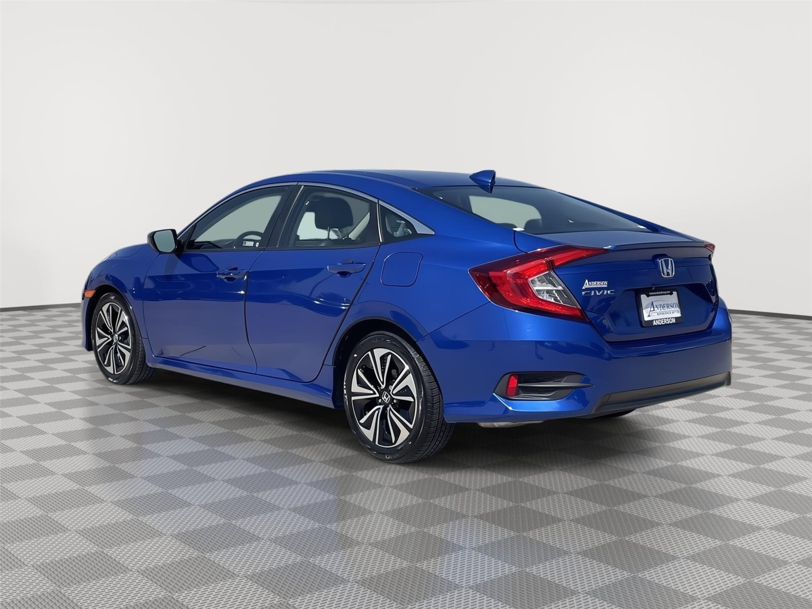Vehicle photo 9