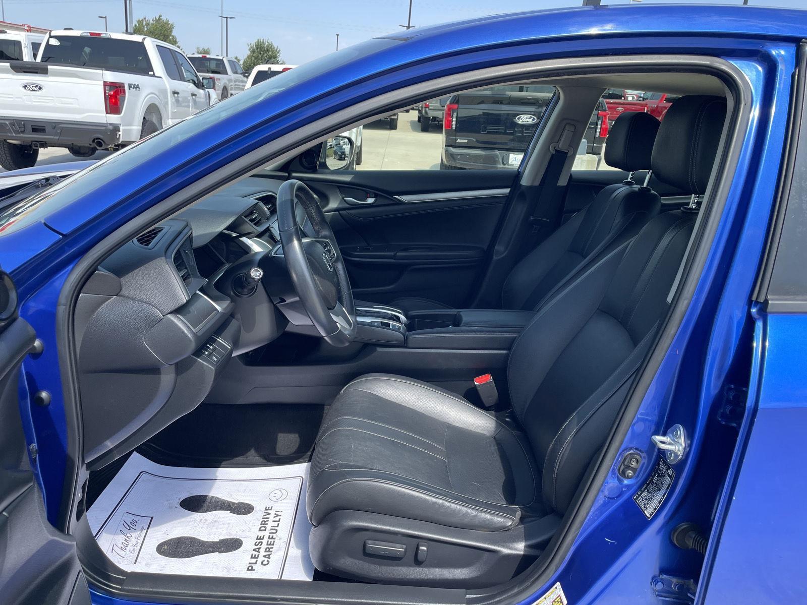 Vehicle photo 17