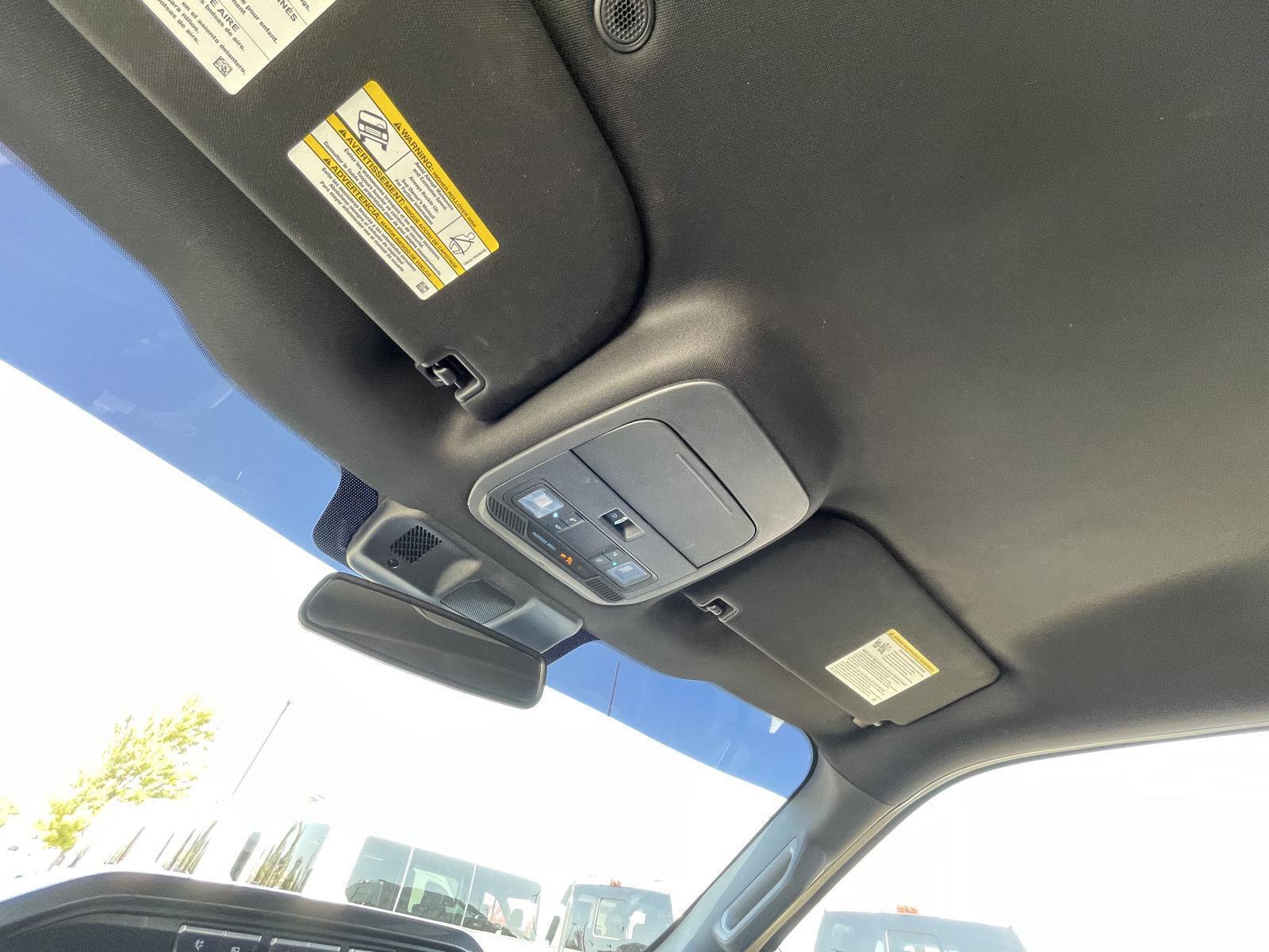 Vehicle photo 21