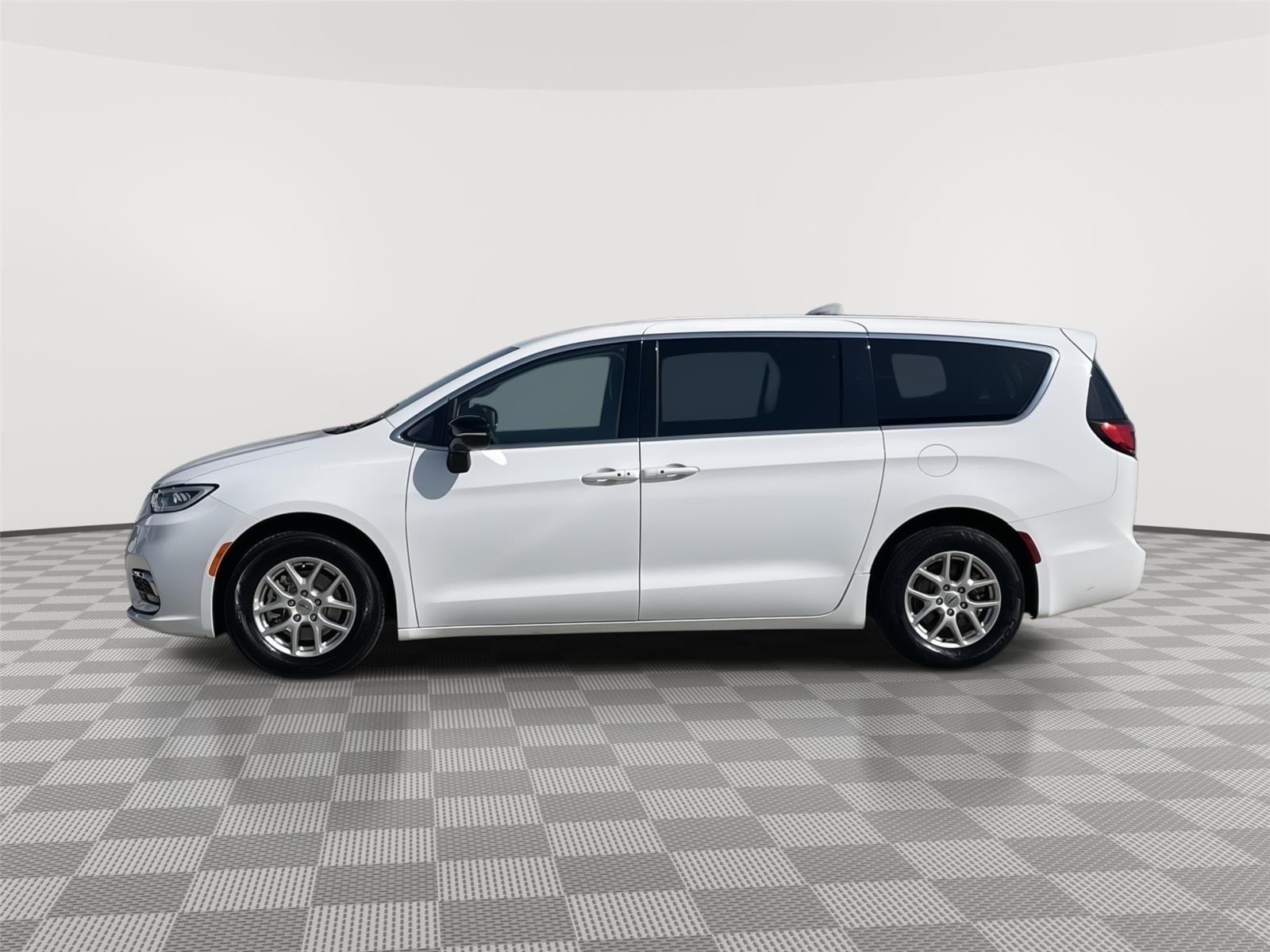 Vehicle photo 2