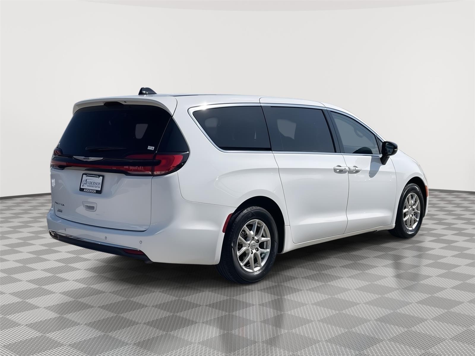 Vehicle photo 7