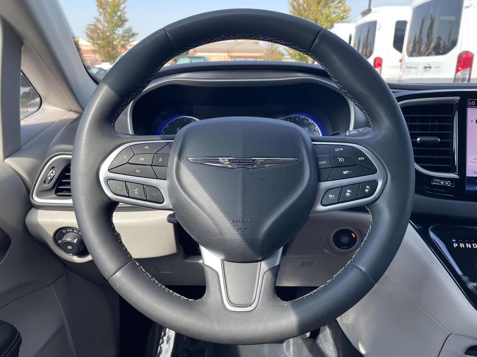 Vehicle photo 12