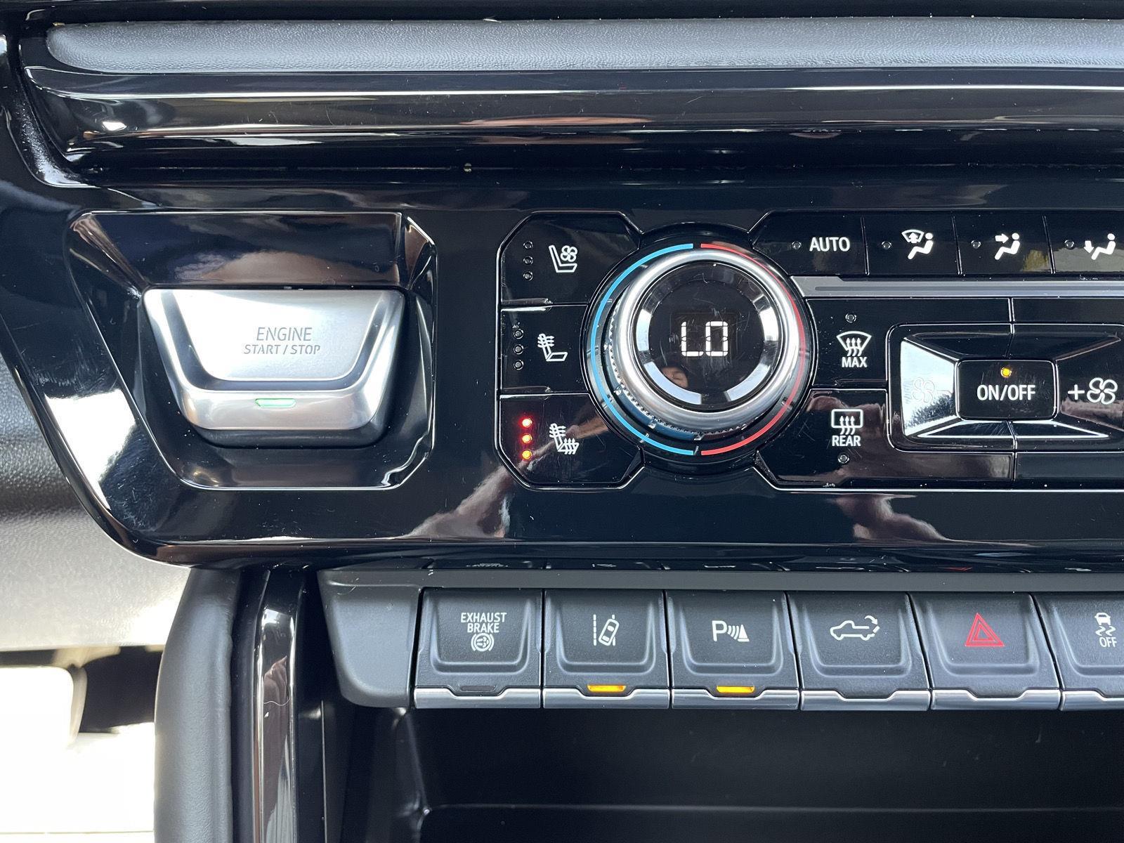 Vehicle photo 30