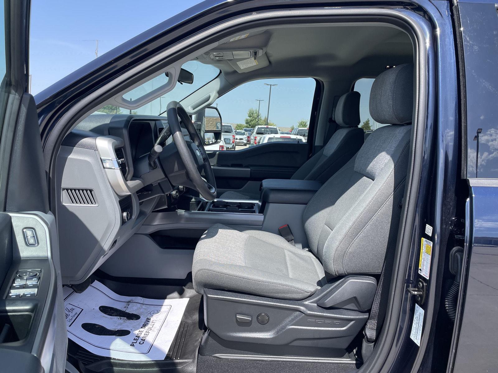Vehicle photo 17