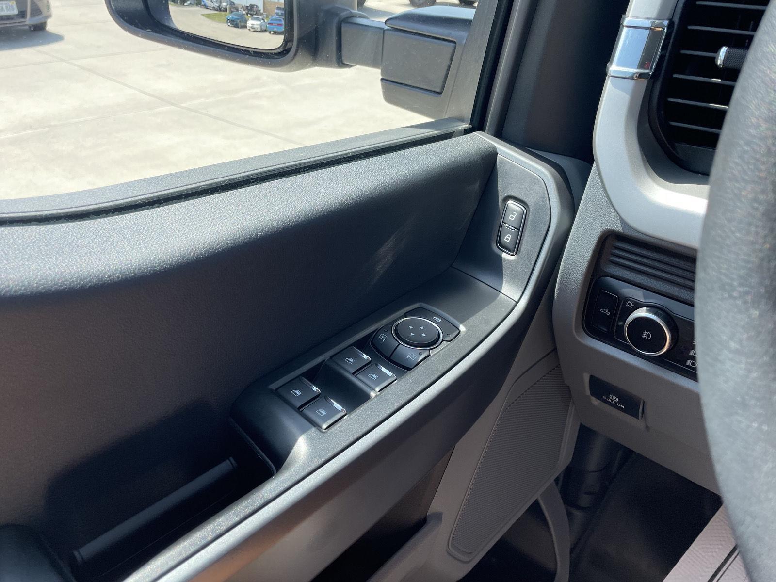 Vehicle photo 29
