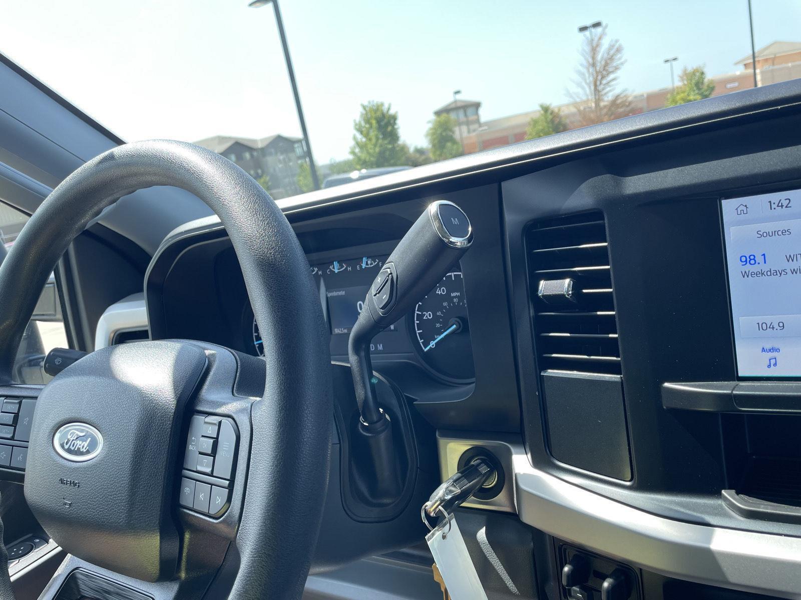 Vehicle photo 30