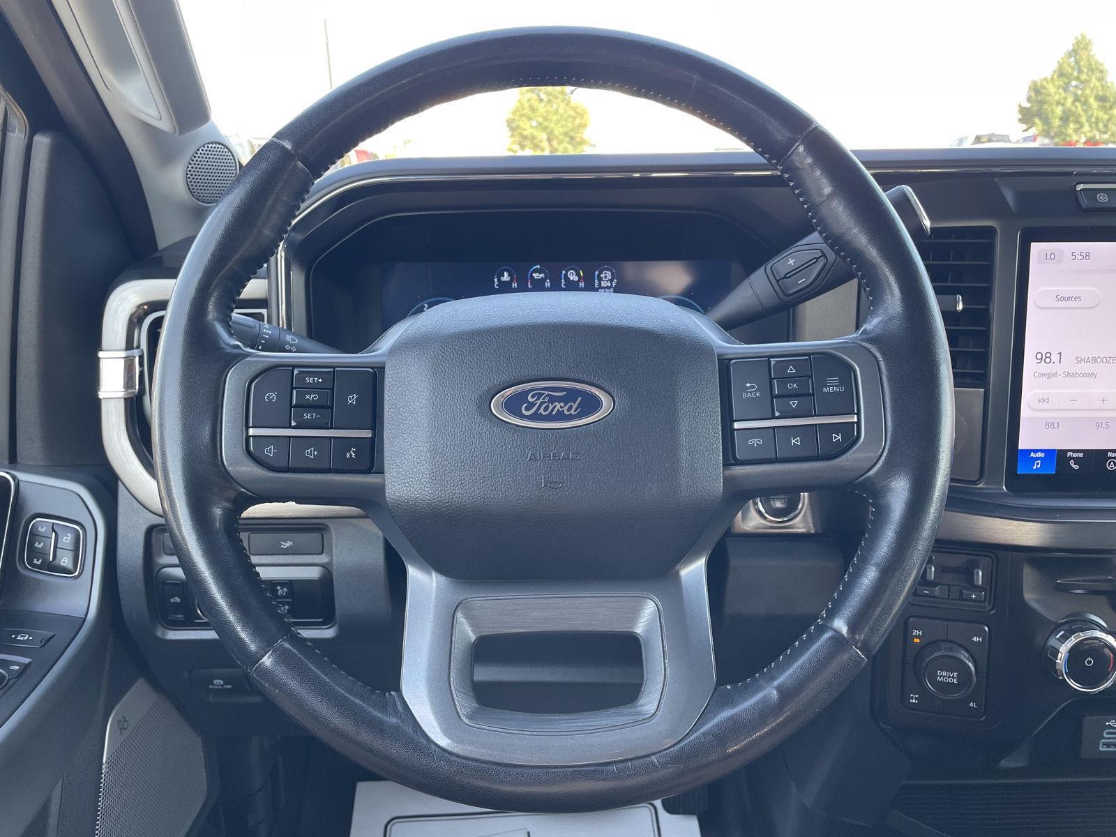 Vehicle photo 12