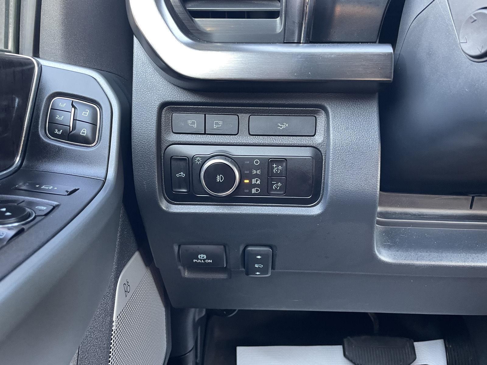 Vehicle photo 16