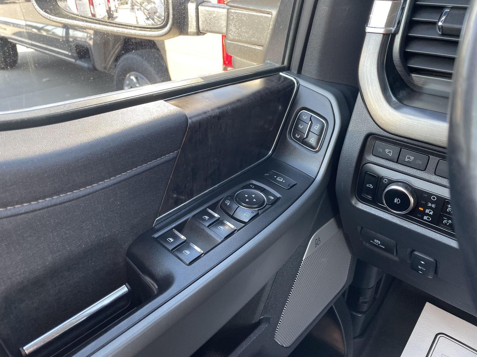 Vehicle photo 34