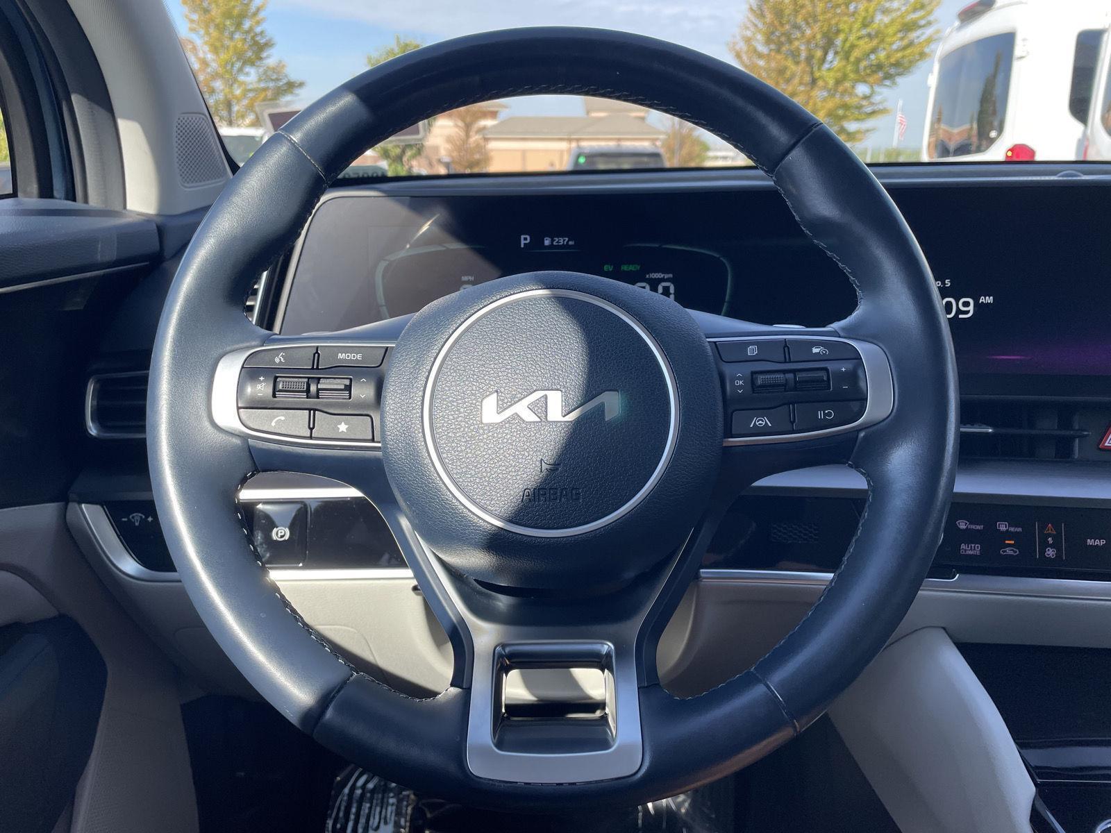 Vehicle photo 12