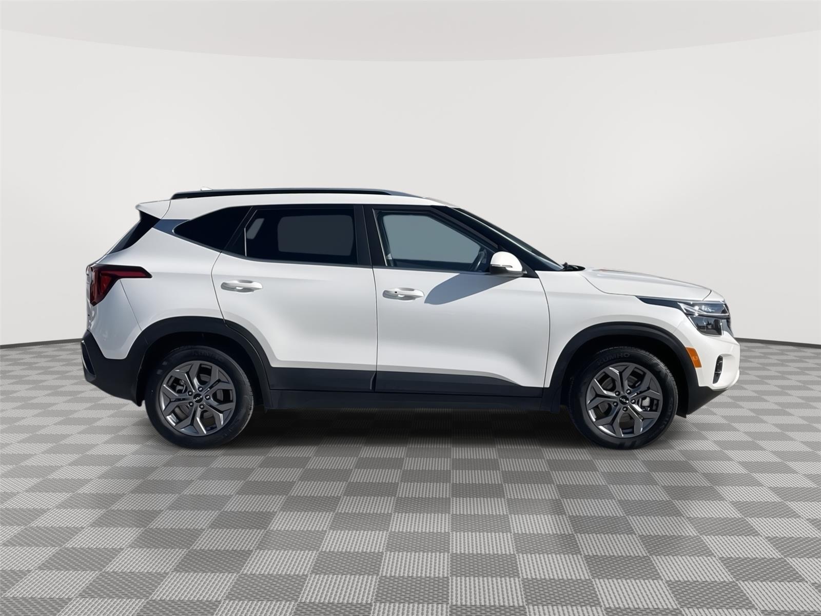 Vehicle photo 6