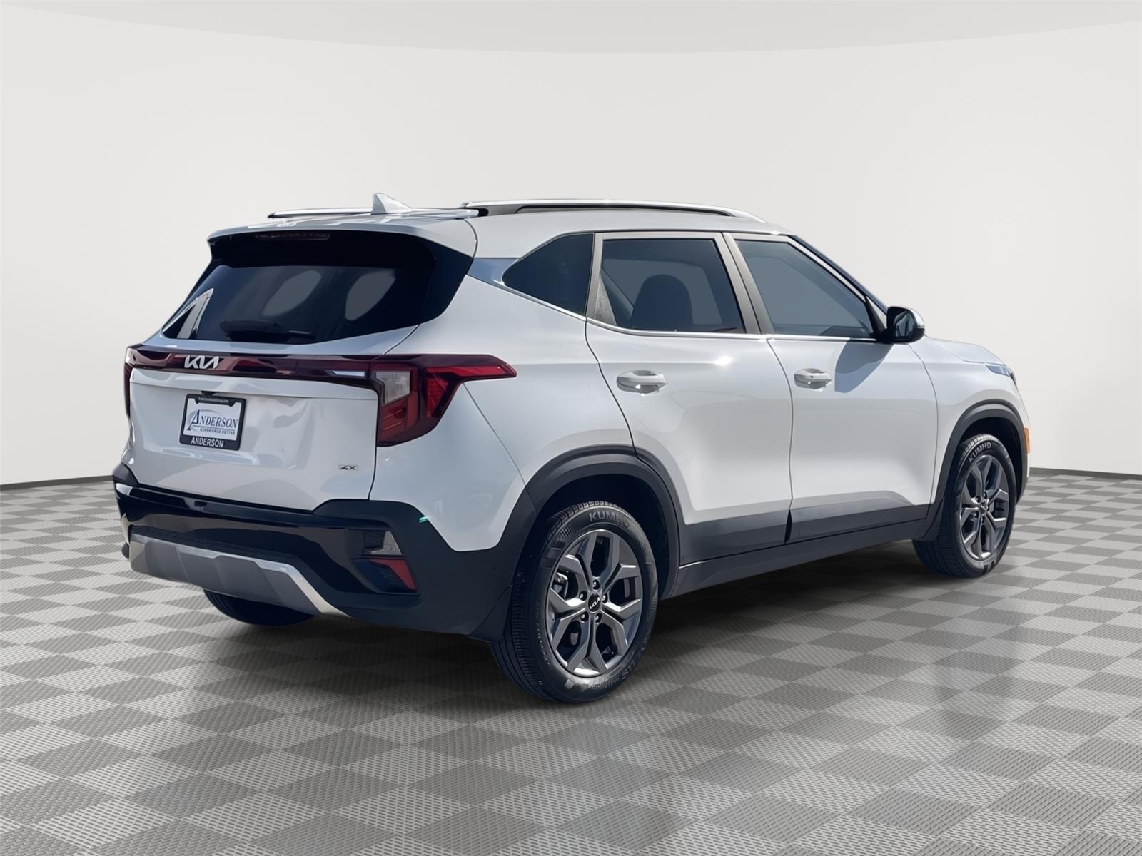 Vehicle photo 7