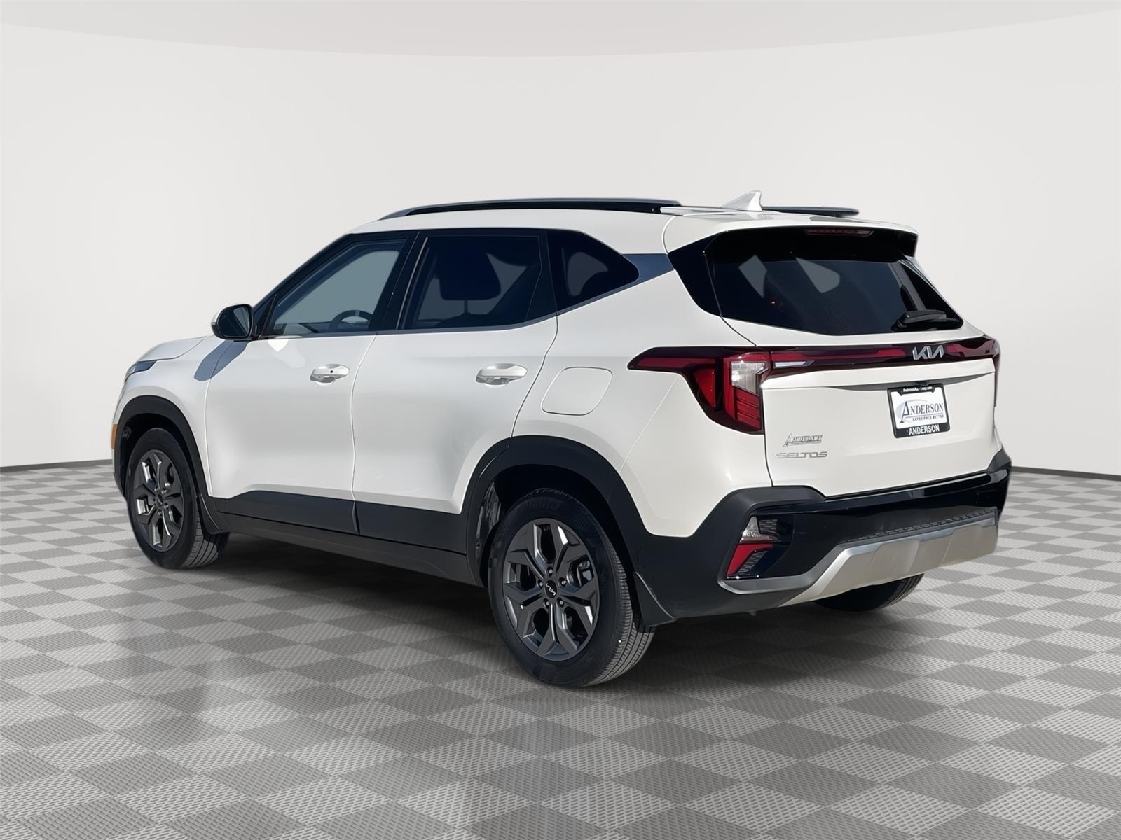 Vehicle photo 9