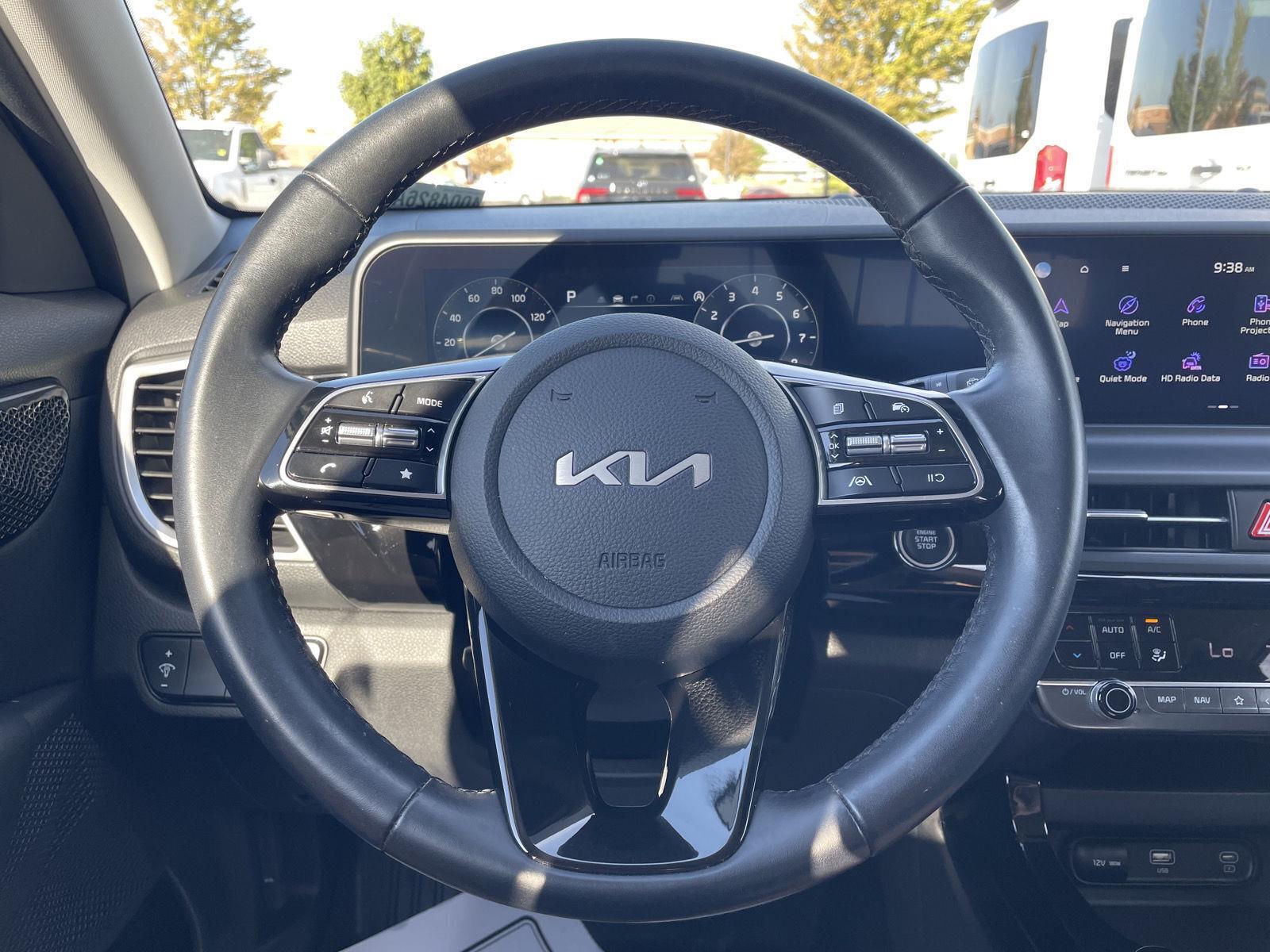 Vehicle photo 12