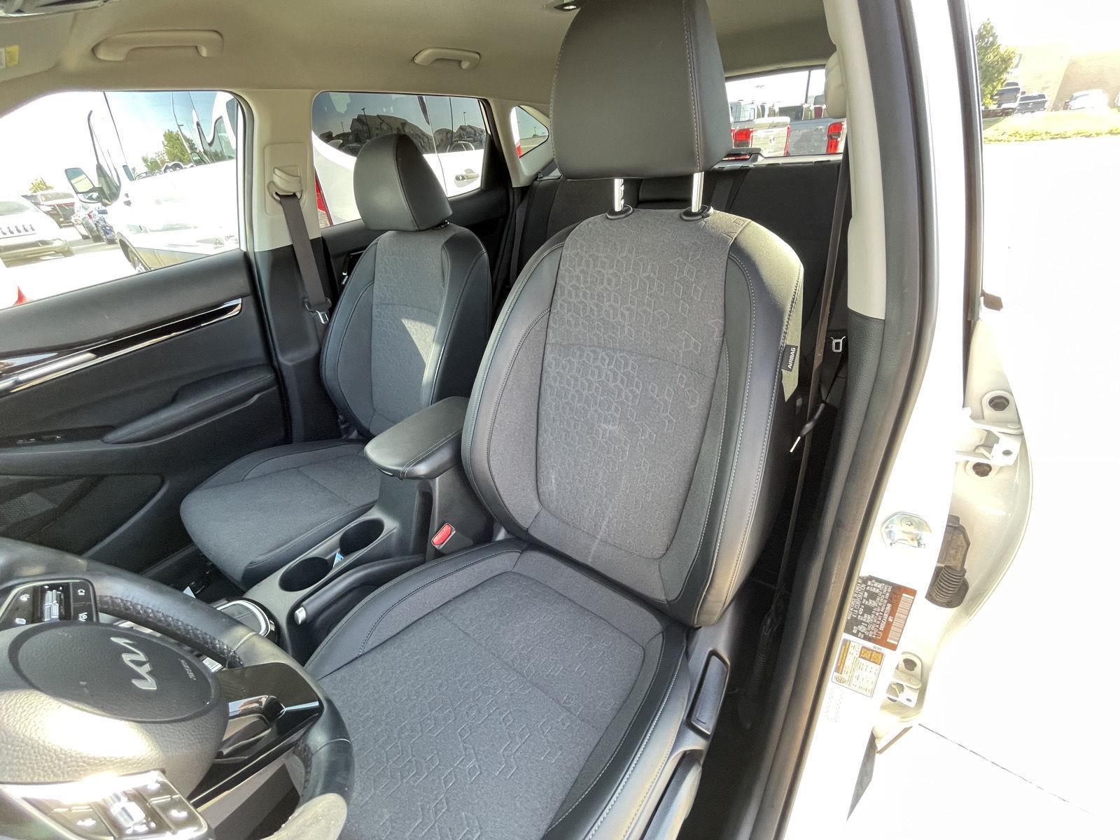 Vehicle photo 18
