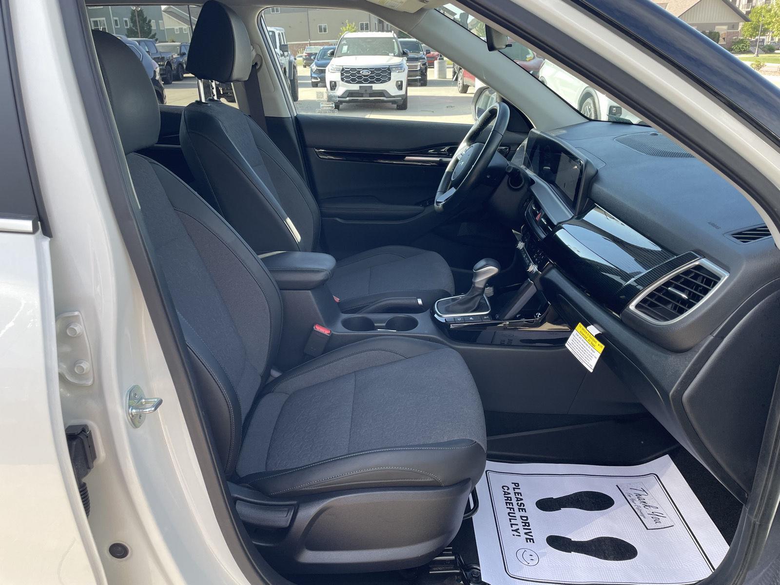 Vehicle photo 19