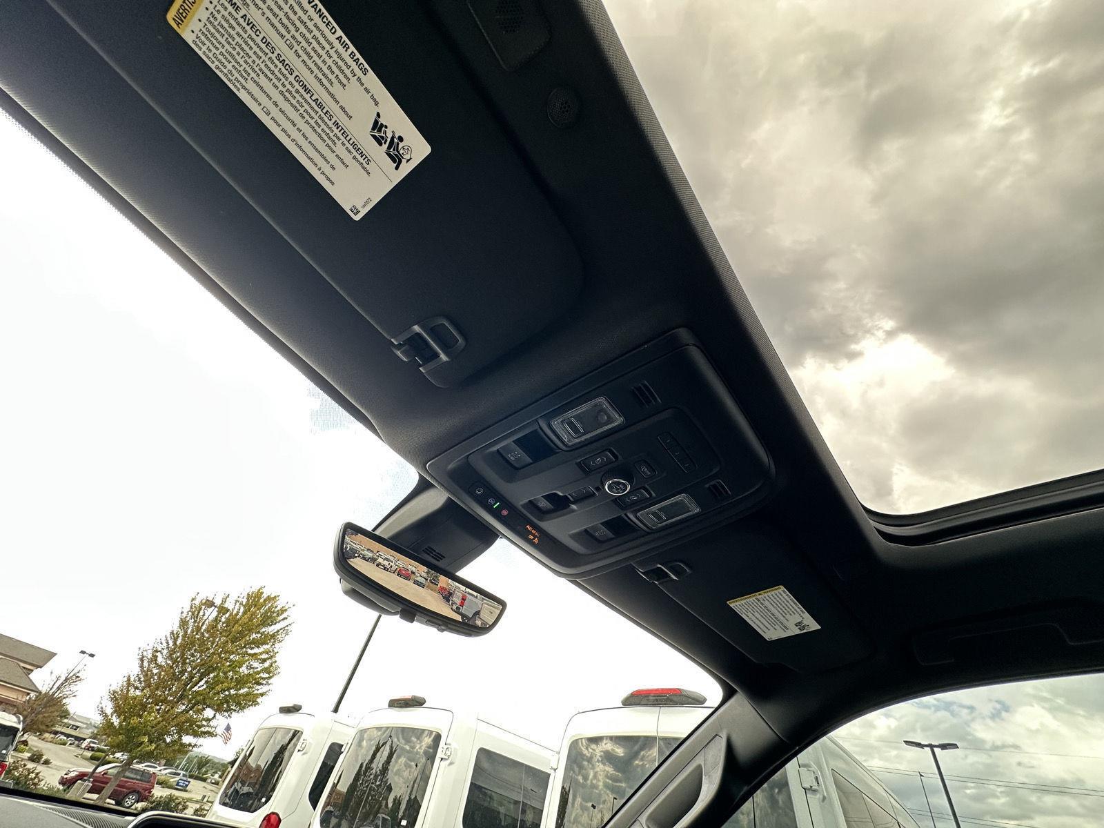 Vehicle photo 24