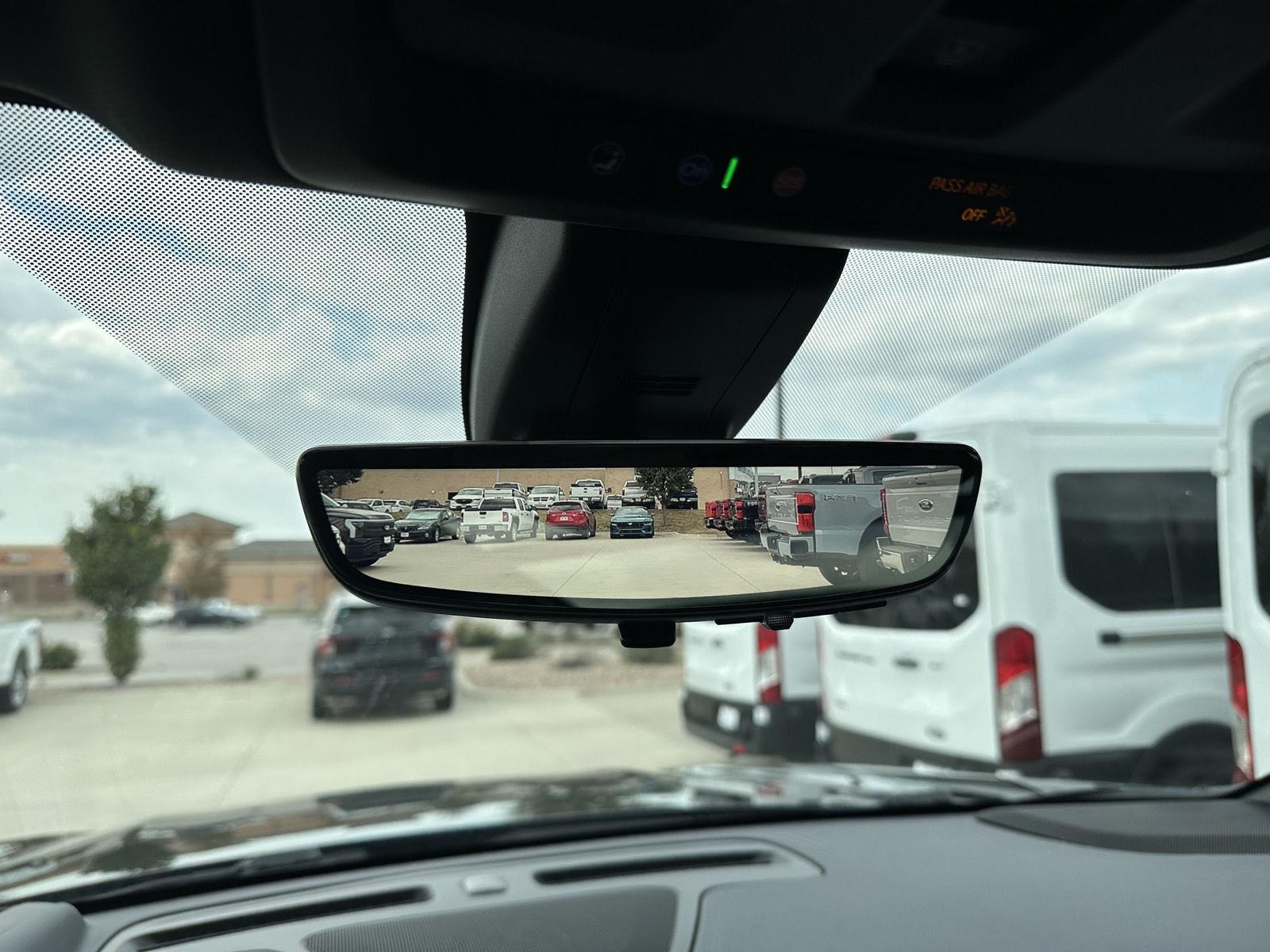 Vehicle photo 25