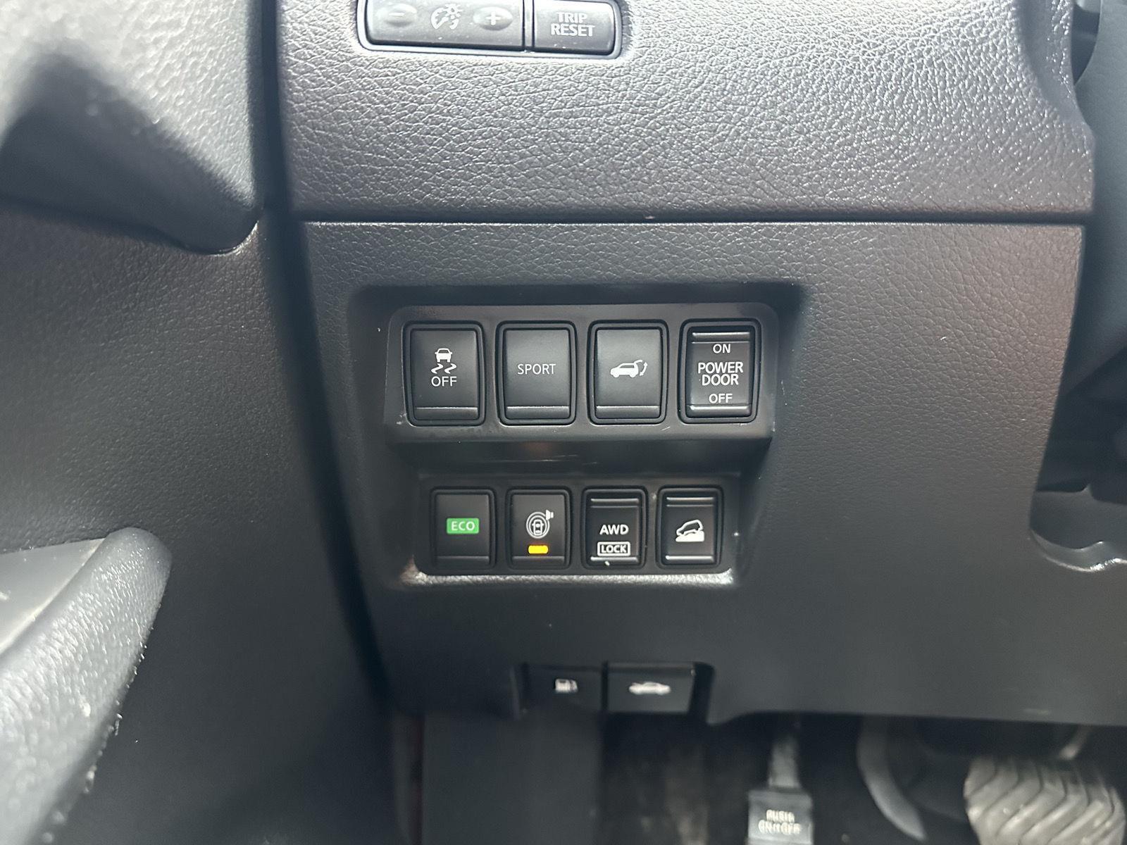 Vehicle photo 30