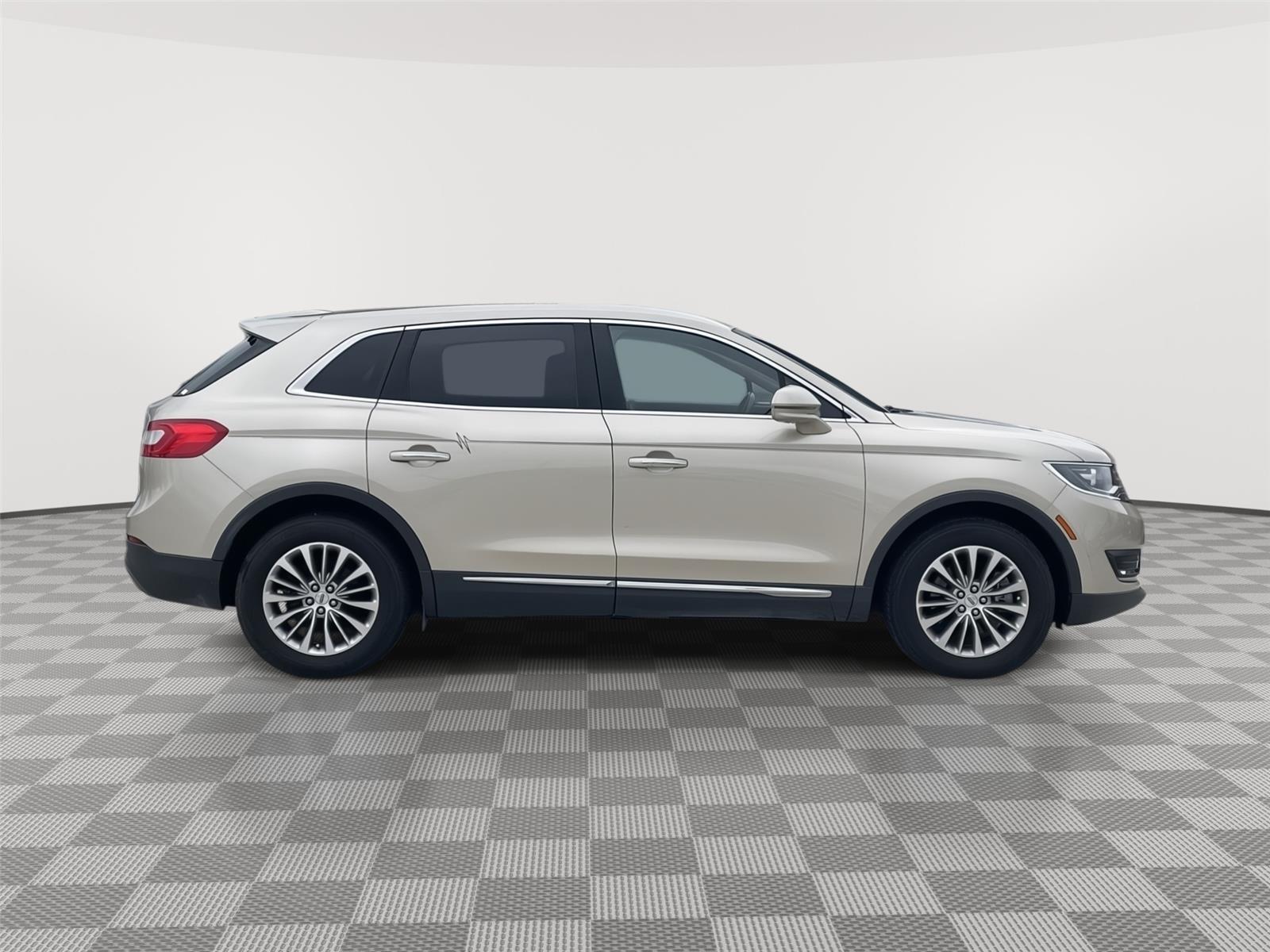 Vehicle photo 6