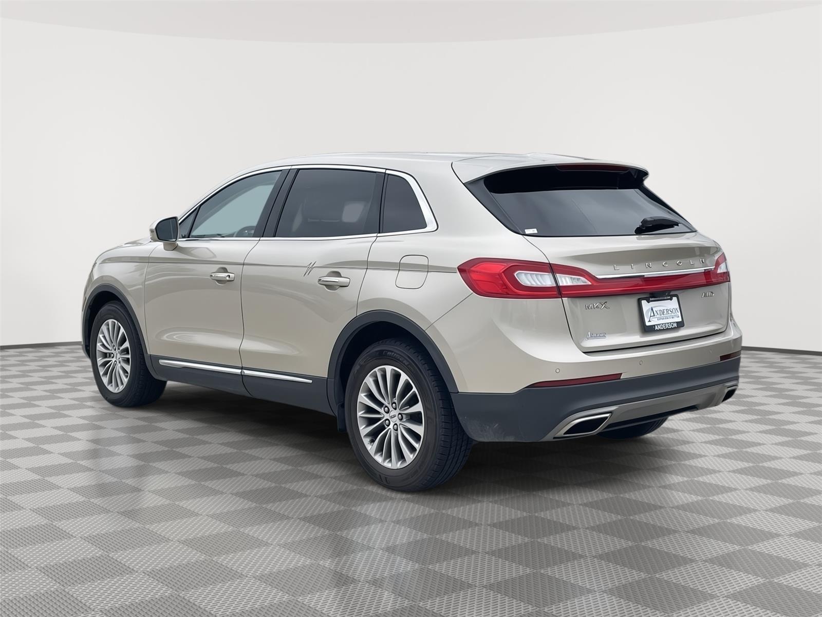 Vehicle photo 9