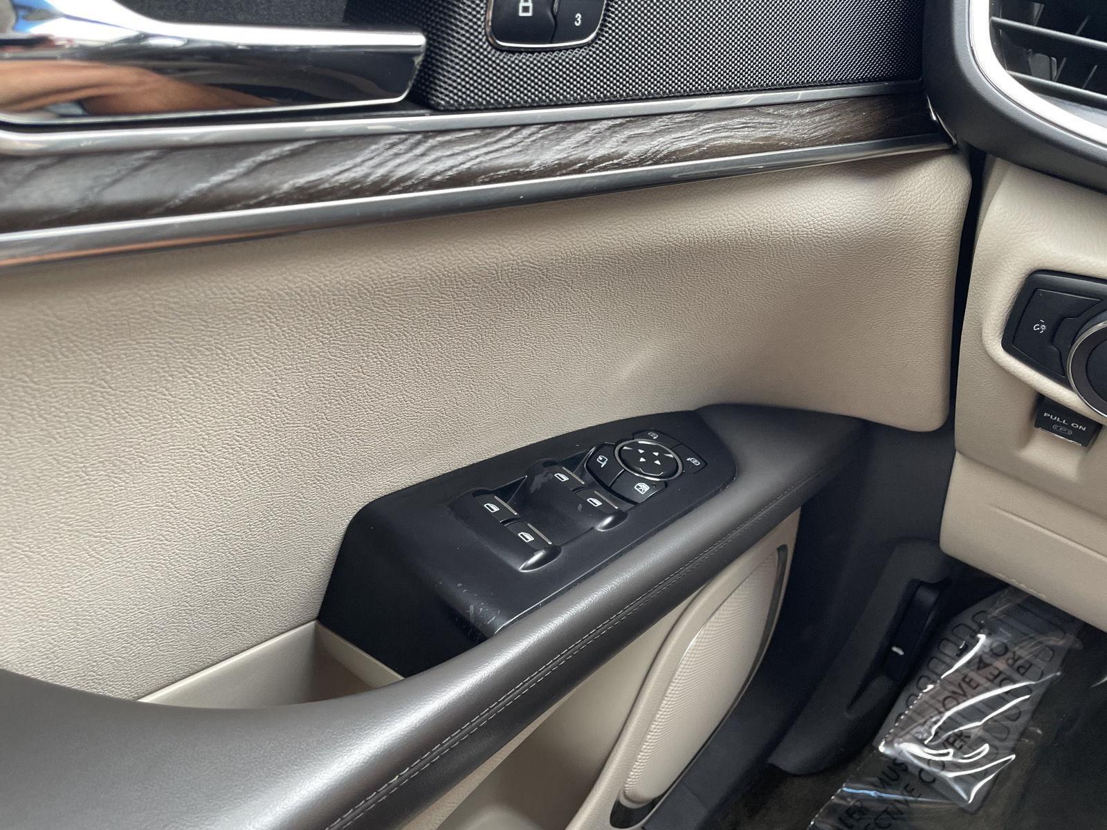 Vehicle photo 30