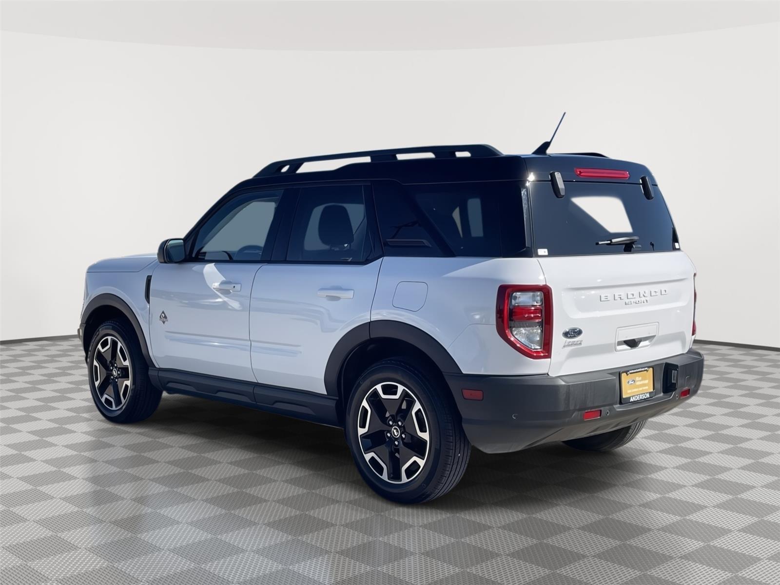 Vehicle photo 9