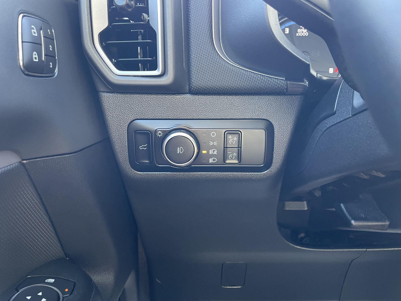 Vehicle photo 16