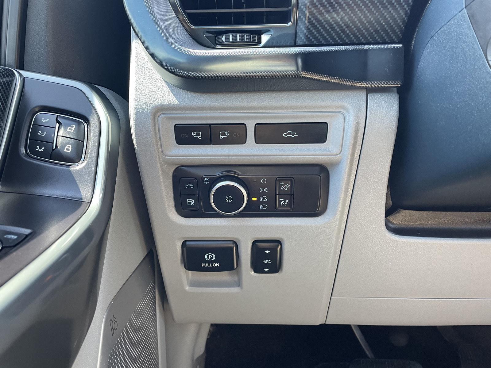 Vehicle photo 16