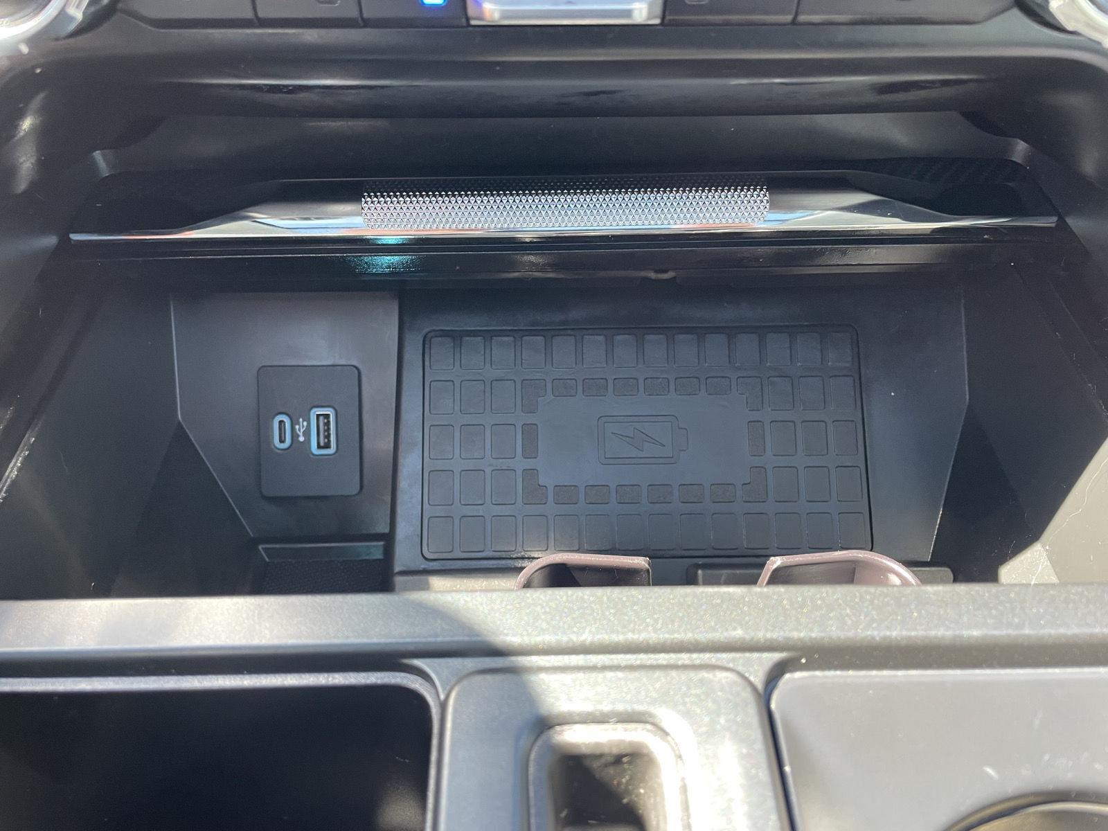 Vehicle photo 33