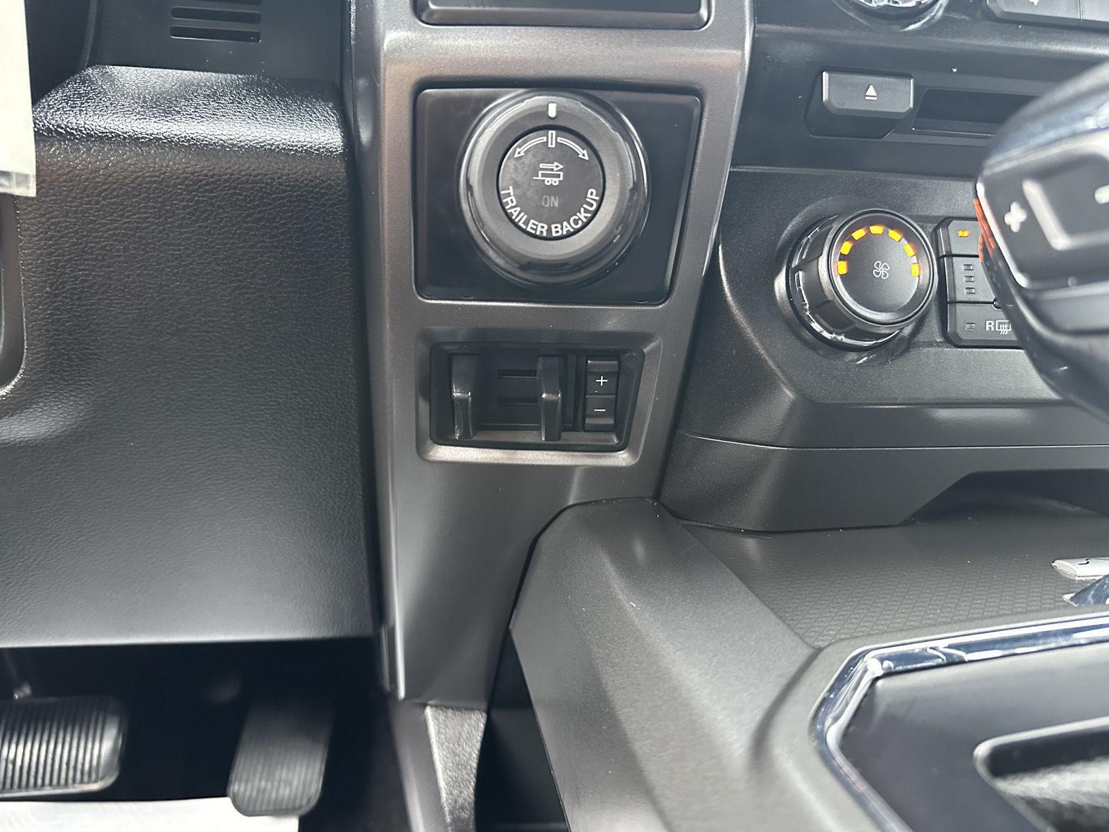 Vehicle photo 29
