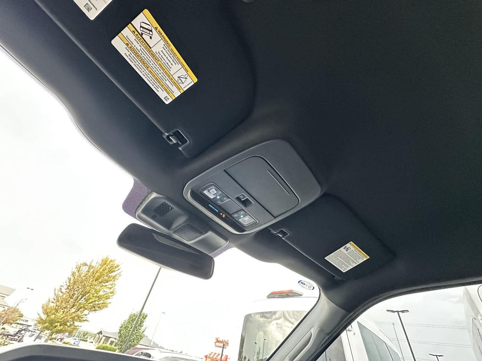 Vehicle photo 21